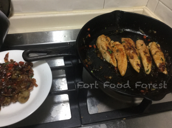 step15: 熄火, 將辣味蜜糖青提上碟, 鷄柳留下鑊裏.