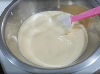 step4: 將蛋液打發至看不到氣孔的細密程度~~~ 而且可以維持挺立的狀態:)