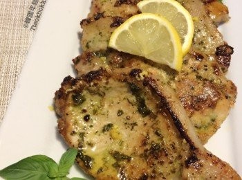 step6: 上碟後放上檸檬片、少許檸檬皮及羅勒葉作裝飾，完成！