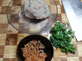 step2: 將蝦米略浸隔去水份,加入切成蔥粒的蔥與鯪魚肉拌勻成<span class="group_2">餡料</span>