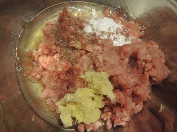 step2: 在大碗內放入免治豬肉，蛋白，蒜茸，薑茸，生粉，鹽和黑胡椒粒調味，用手搓勻。
