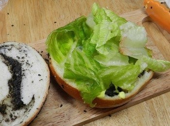 step2: 黑芝麻貝果對切，先擠上一點蜂蜜芥末醬，然後鋪上生菜，沙拉醬的部分大家可以選擇自己喜歡的口味!!生菜也可以挑選自己喜愛的種類喔!!