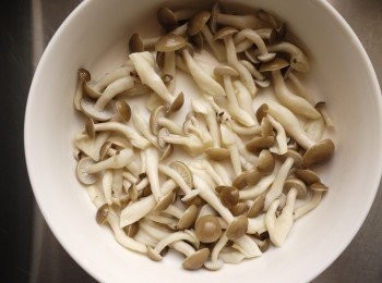 step2: 鴻禧菇燙熟後放涼備用
