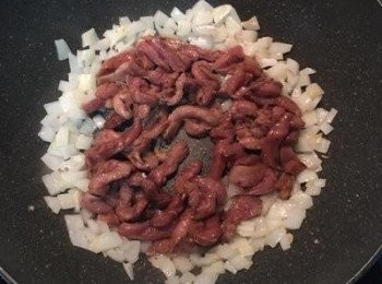 step5: 原鍋餘油，炒香洋蔥後，放入肉絲拌炒。