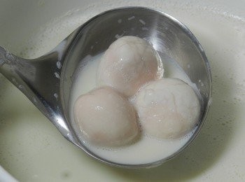 step2: 另起一鍋水，水滾後加入湯圓煮熟，在將湯圓加入煮好的豆漿中
