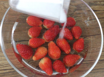 step2: 草莓清洗後用1湯匙鹽及水浸 20分鐘。