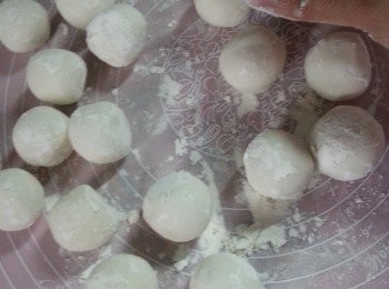 step8: 將所有包好餡的粉團加些糯米粉於枱上撈勻