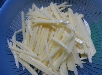 step1: 薯仔去皮洗淨後切幼絲