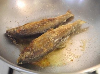 step3: *將魚放入油鍋，中小火蓋鍋煎個3-5分。輕鏟魚身或魚頭，可搖晃後就可翻面。 *小火繼續煎個3-5分，即可。