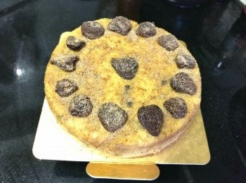 step1: 先做餅底，將士多啤梨威化餅壓碎，將30克牛油蒸溶倒入威化餅撈好，放入預備好的模具壓平 , 再放入雪櫃冷凍定形。