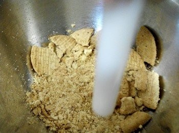 step2: 餅底製作：

消化餅乾放在袋子裡用擀麵杖擀碎備用