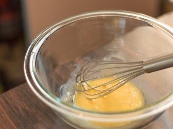 step10: 大碗內打散蛋黃，加醋攪勻