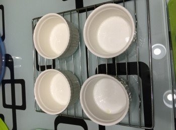 step2: 盛載器皿塗上少許牛油