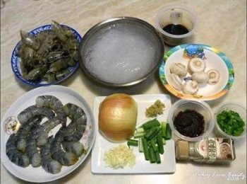 step1: <span class="group_1">食材</span>準備
先將蝦子洗反後,剪腳及鬚後去蝦頭及蝦尾備用