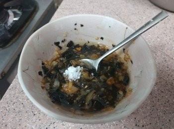 step6: 下生抽， 砂糖， 生粉撈勻成汁料備用