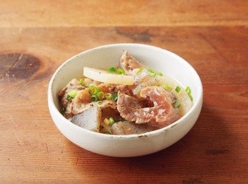 step7: 掀開鍋蓋，盛入碗中並擺上蔥花，撒入七味辣椒粉。