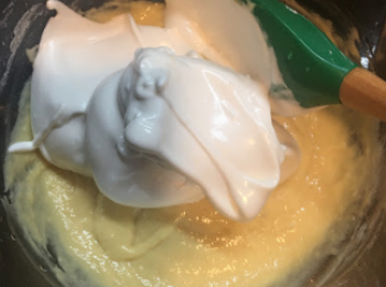 step3: 將蛋白輕輕加入粉糊搞混。