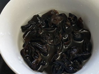 step1: 將乾木耳浸泡清洗，用薑片，黃酒出水備用