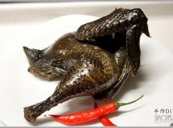 step11: 雖然說烏骨雞的皮黑黑的看不出來效果，但是大家光看這雞皮的緊實度就知道這個火候有多到位了吧!