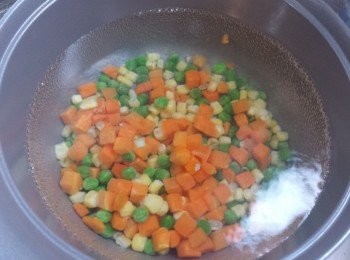 step1: 燒熱一鍋水，將什豆煮一會，盛起備用。