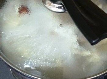 step6: 關蓋，較中細火煮50分鐘