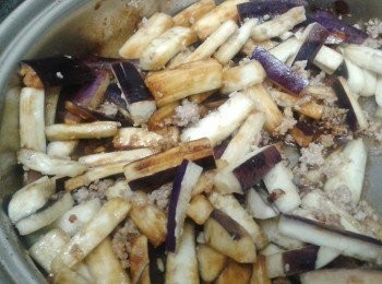 step2: 下茄子，加少許水，不停拌炒均勻，炒至茄子變軟，下豆瓣醬，黑醬汁及糖調味，再炒兩分鐘即成！