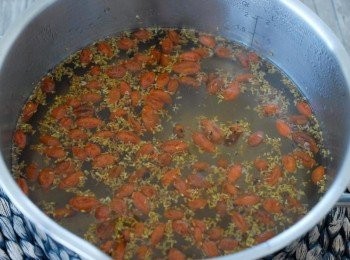 step4: <span class="group_2">桂花層</span>做法： 將水煮沸後，加入糖，煮至糖溶化，然後加入乾桂花 ，拌勻 （如喜歡也可加入杞子）