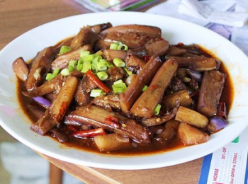 step3: 鍋內余油放入豆瓣醬，薑，蒜，辣椒，小火翻炒出紅油後，再放入茄子。出鍋前放鹽、老抽、生抽、蔥花即可。