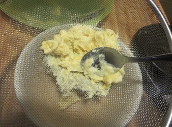 step1: 榴莲肉過篩成榴莲泥（90g）