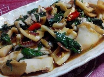 step1: 先把透抽洗淨、切，倒入麻油把薑片和蒜頭爆香，等香氣出來時再依序放入透抽、辣椒、加入少許米酒和醬油，再放入九層塔，香噴噴極美味的三杯透抽即可呈盤上桌享用！！【澎湖野生水產的產品皆通過政府檢驗及SGS認證，讓大家吃得更安心， 更是五星級飯店主廚指定<span class="group_1">食材</span>，讓大家有實惠價格輕鬆吃到頂級<span class="group_1">食材</span>。】