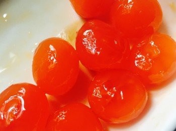 step6: 將鹹蛋刷洗乾淨，取出蛋黃加入紹興酒拌勻去腥，蒸10 - 15分鐘至熟，取出待涼備用。