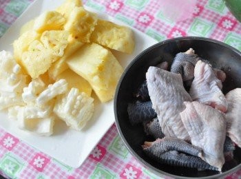 step1: 將有機鳳梨削皮切塊狀，苦瓜刨內膜後切塊，雞翅與<a href="https://bit.ly/3kLFTWO" target="_blank" data-keyword="雞腳" class="guide-link"><strong>雞腳</strong></a> <span style="display:inline-block;vertical-align:middle;margin-top:-3px;color:initial;border-radius:3px;padding:2px 3px;font-size:12px;line-height:14px;background:#87d300;color:#fff;">即買</span> 熱水略川燙備用