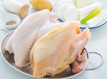 step1: 燒一鍋熱水，待水沸騰後，加入雞殼、京蔥、白蘿蔔、洋蔥、蒜頭和黑胡椒粒，煲1.5小時成雞湯，去油及湯渣。