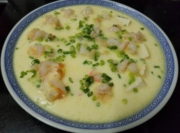 step9: 做法：

先急凍虎蝦橫切開邊，用少少鹽，麻油，胡椒粉，生粉醃入味，將豆腐切成丁方平均放碟上，將雞蛋打好，放入雞粉，麻油，少少辣椒碎，加入 (蛋 1份：水1.5)，即 3 隻蛋份量的水，再放入蟹柳完全混合後，倒入豆腐中，將虎蝦稍為扭曲放上面 , 靜止後用保鮮紙封好，水滾計蒸約 12分鐘，蒸好後不要即時開蓋，焗多 2 至 3 分鐘後才取出，再放上少少蔥粒，完成。