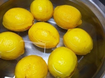 step1: 檸檬用鹽搓揉一會，再浸洗15分鐘。