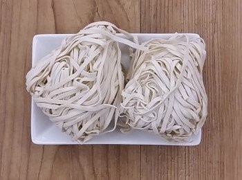step2: 自製油麵:可選任何一種麵條,如陽春麵。
