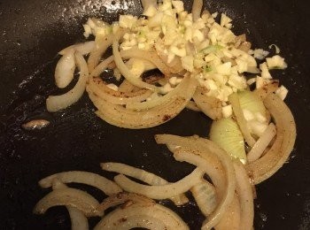 step4: 用剩下的油先炒香洋蔥，然後見到洋蔥半透明和焦黃後加入蒜蓉炒香。