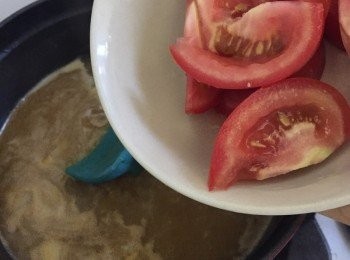 step8: 加入蕃茄片於湯中