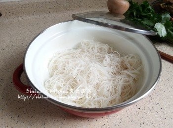 step14: 將米粉放入水中煮至軟身後盛起放入煲或碗內 , 淋上鴨骨湯