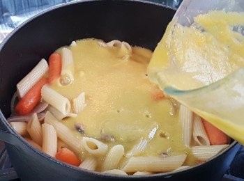 step9: 盛起長通粉於另一熱鍋內，加入500ml南瓜濃湯。