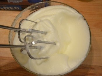 step5: 蛋白分3次加入40g 砂糖和1茶匙檸檬汁，用電動攪拌器打發至挺立。