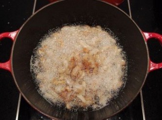 step2: 將豬油放入鍋裡,開中小火慢慢煸出豬油(如使用沙拉油只需將油溫加熱至170度c即可放入紅蔥頭末)。