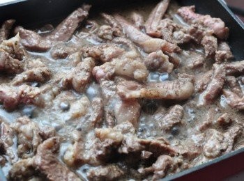 step3: 再把醃過的牛小排下鍋煎至約9分熟待涼