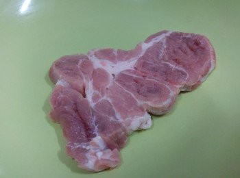 step1: 梅頭豬扒解凍， 洗淨抹乾， 用刀背琢數下, 用較剪把邊位的脂肪剪斷 （否則煎時會卷起）