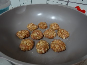 step4: 手沾少許水，將豬肉搓成小球，再略為壓扁。煎鍋掃一層油，