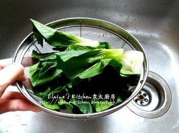 step11: 期間將小棠菜加少許鹽及水浸過面靜待10分鐘後切半沖洗及瀝乾