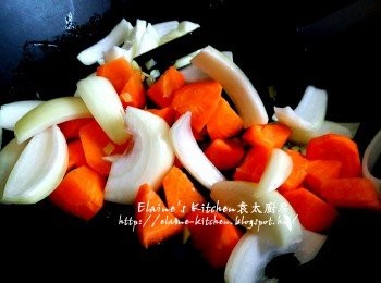 step7: 燒紅鑊 , 爆香薑粒 , 加入洋蔥及甘旬拌勻炒至洋蔥有香味