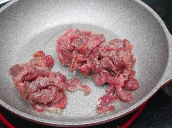 step12: 另燒熱一炒鍋，下多一點油，大火下牛柳炒至8分熟（看到還有一點粉紅），撈起備用