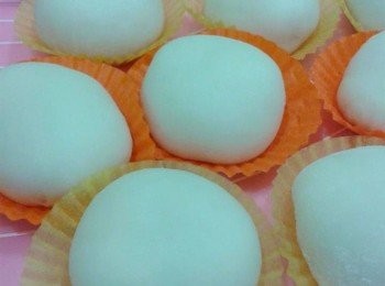 step5: 取一25克的小面团，橄成圆扁状，包入适量的kaya 馅料，捏成包形状，收口朝下放于垫纸上，然后等它再发酵（静至）25分钟。