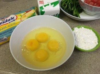 step1: 由於忘記了家中沒有芝士碎....@@ 唯有以芝士片頂住先 (但當然無咁好味呢... >.<") 輕手打撥雞蛋, 菠菜先煮好(煲滾水, 加少許鹽煮至菠菜熟)榨乾水份剪碎, 蕃茄去皮去籽切細粒備用